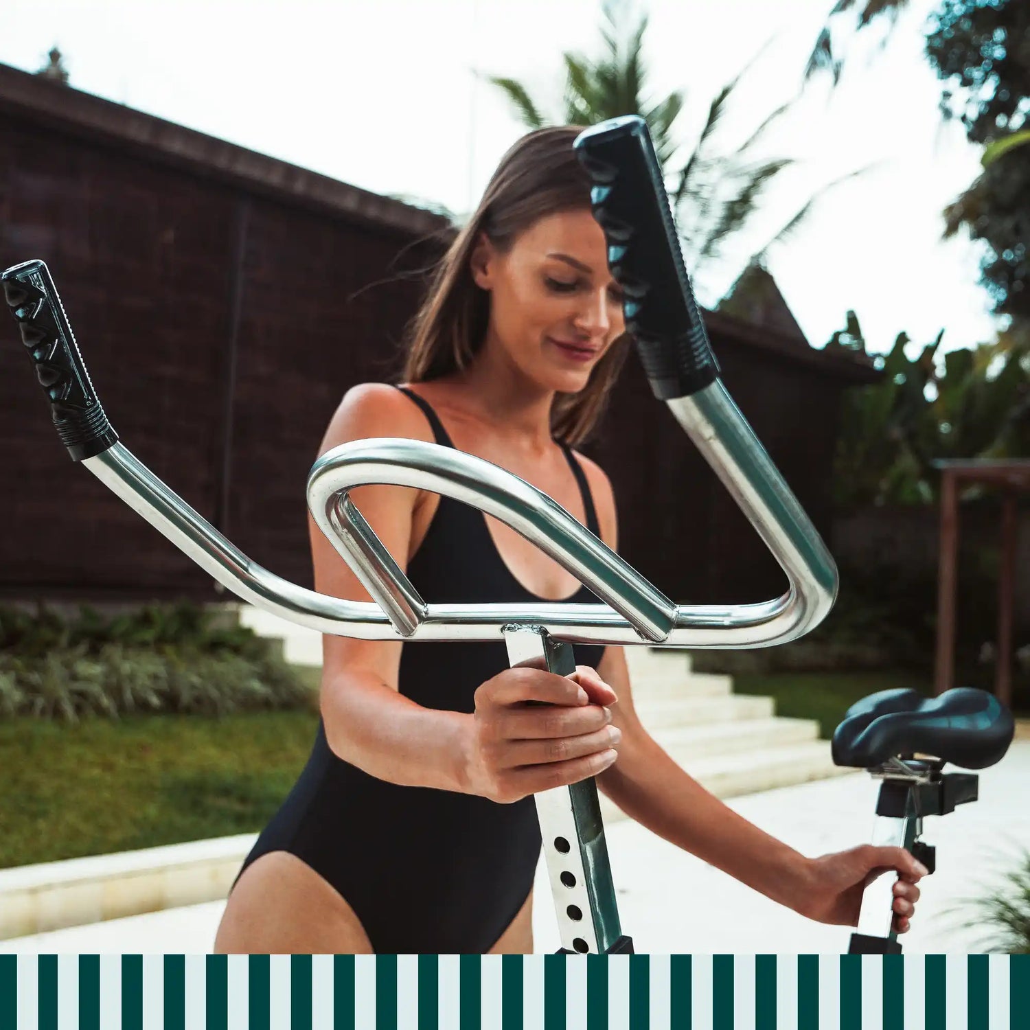 Donna che utilizza l’aquabike Lovee in piscina con manubrio ergonomico e postura naturale